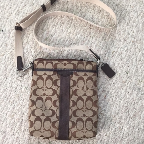 Coach Handbags - Coach Cross Body💃🏻